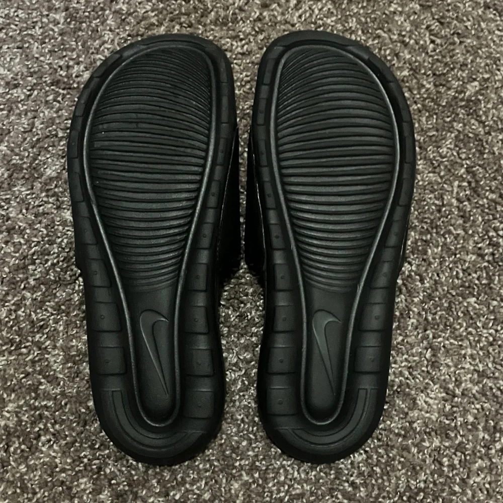 Nike Men's Black Slides - Picture 2 of 3